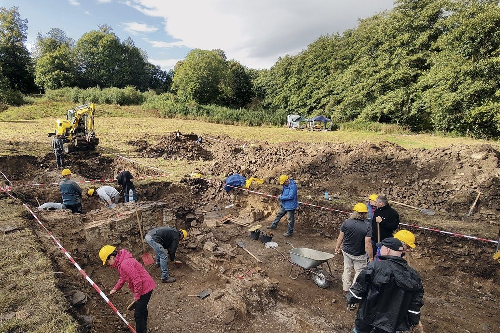Archäologen, Studierende der Universitäten Halle (Saale) und Berlin (Freie Universität) sowie Ehrenamtliche aus Wernigerode und Umgebung legten im Herbst 2024 das Innere der Klosterkirche frei. Ansicht von Südosten. © Landesamt für Denkmalpflege und Archäologie Sachsen-Anhalt, Felix Biermann.