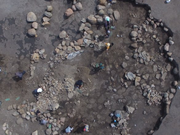 The core of the burial mound consisted of a mighty stone mantle, under which the wooden burial chamber was located. It was at least 2.5 metres high and measured approximately 6 x 3.5 metres. The wood of the construction elements had completely decayed, but could be identified by imprints in the ground. The burial chamber was robbed already in prehistoric times. © State Office for Heritage Management and Archaeology Saxony-Anhalt, Thomas Koiki.