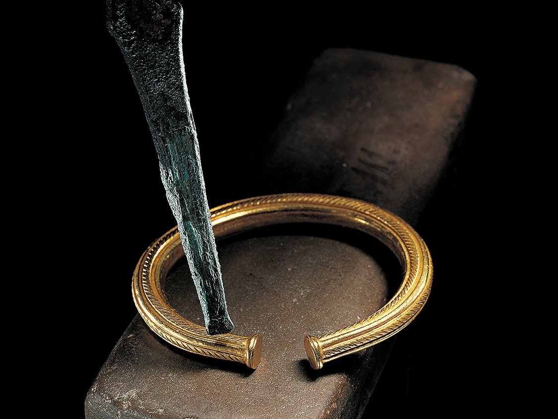 The gold arm ring from the princely tomb of Leubingen (Thuringia). In the barrow, excavated in 1877, a bronze chisel and a small stone anvil were found in addition to further grave goods. © State Office for Heritage Management and Archaeology Saxony-Anhalt, Juraj Lipták.