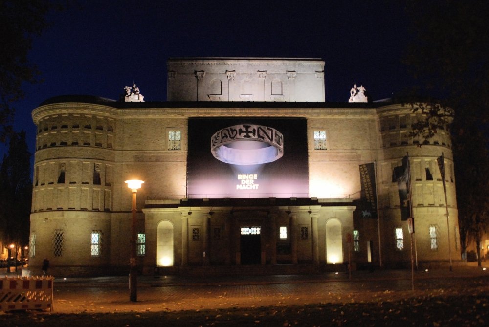 Hereinspaziert! Das Landesmuseum für Vorgeschichte Halle lädt ein zum Besuch der Sonderausstellung ›Ringe der Macht‹. Die Ruhe vor dem Sturm kurz vor der feierlichen Ausstellungseröffnung. © Landesamt für Denkmalpflege und Archäologie Sachsen-Anhalt.