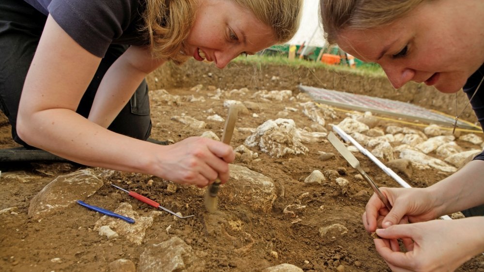 Bergung der Knochen des Mannes mit der Bronzehand durch Mitarbeiterinnen des Instituts für Rechtsmedizin der Universität Bern: © Archäologischer Dienst des Kantons Bern, Daniel Breu.