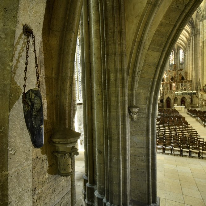 Even today, a Stone Age axe hangs in the entrance area of Halberstadt Cathedral. Such axes, so-called thunderstones, have been attributed magical powers since Antiquity. Kept in the house, they were supposed to protect against lightning strikes. © Kulturstiftung Sachsen-Anhalt; State Office for Heritage Management and Archaeology Saxony-Anhalt, Juraj Lipták.