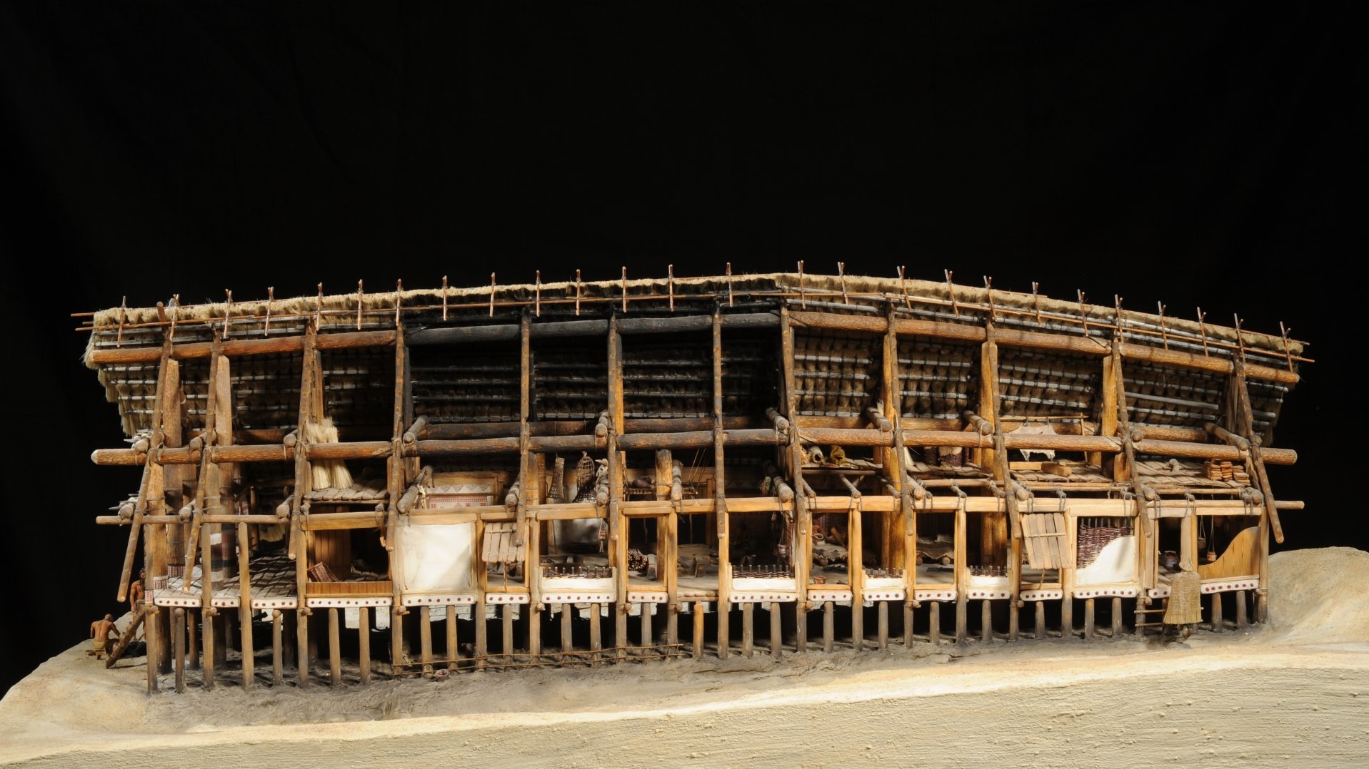 Ein linienbandkeramisches Langhaus als Modell in der Dauerausstellung bietet viele Einblicke in das häusliche Alltagsleben. © Landesamt für Denkmalpflege und Archäologie Sachsen-Anhalt, Juraj Lipták.