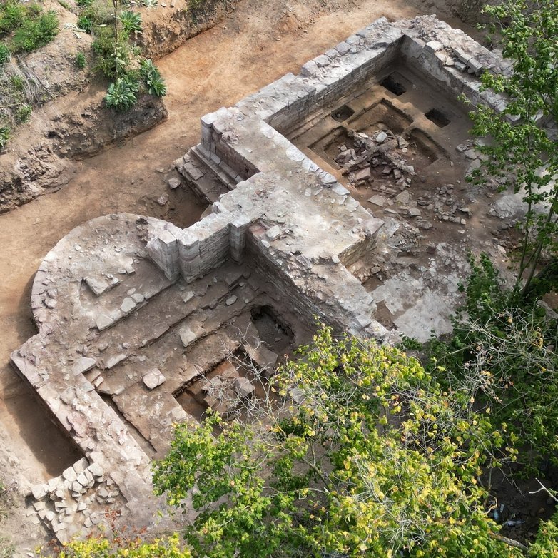 In Kaltenborn überdeckten Schuttberge die erhaltenen Mauersockel der aufgegebenen Stiftskirche. Die fotografische Dokumentation solcher Befunde erfolgt heute mithilfe von Drohnen aus der Luft. Blick auf den Chorbereich der Stiftskirche. Zu sehen sind die Apsiden des Haupt- und nördlichen Seitenschiffs. © Landesamt für Denkmalpflege und Archäologie Sachsen-Anhalt, Robert Prust.