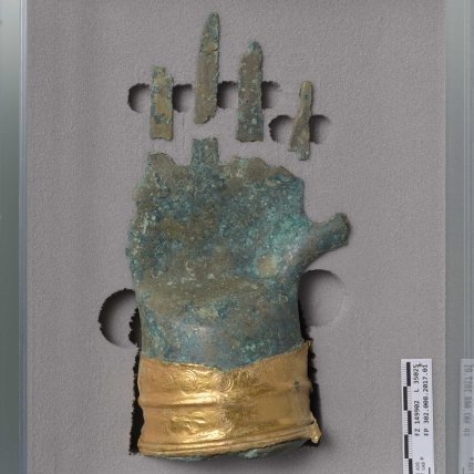 Die Bronzehand in ihrer Reiseverpackung. © Archäologischer Dienst des Kantons Bern, Sabine Brechbühl.