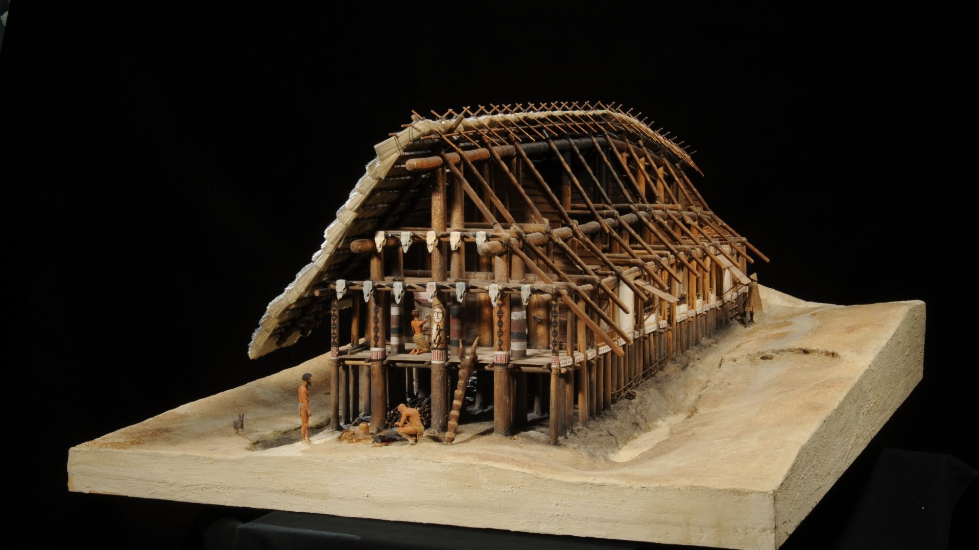 Ein linienbandkeramisches Langhaus als Modell in der Dauerausstellung bietet viele Einblicke in das häusliche Alltagsleben. © Landesamt für Denkmalpflege und Archäologie Sachsen-Anhalt, Juraj Lipták.