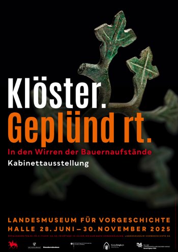 Ein floral verziertes gotisches Buntmetallfragment aus Kaltenborn (12 mal 9 Zentimeter) dient als Plakatmotiv der Ausstellung. Es könnte zu einem Chor- oder Altargitter gehört haben und wurde nach der Zerstörung des Stifts unter Schuttbergen begraben. © Landesamt für Denkmalpflege und Archäologie Sachsen-Anhalt, Foto: Juraj Lipták, Grafik: Klaus Pockrandt.