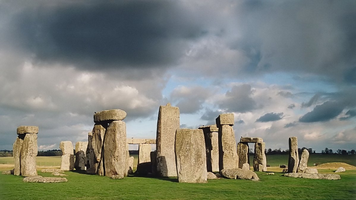 The stone circles of Stonehenge. World Heritage site and the only complex which in dating, ground plan, and meaning compares with the ring sanctuary of Pömmelte. © Frederic Vincent.