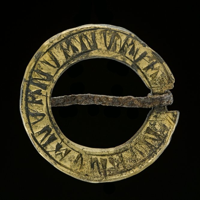 13th century brass ring brooch with a circumferential mystic inscription from Annaburg (Wittenberg district). So far without parallel, the inscription could not yet be deciphered. However, the multiple repetitions of words suggest a magical interpretation and protective function. © State Office for Heritage Management and Archaeology Saxony-Anhalt, Juraj Lipták.