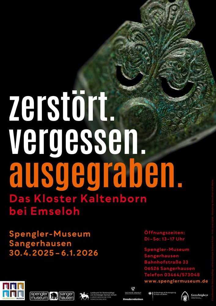 Ein Buchbeschlag, vermutlich von einem der Bücher, die aufgebrachte Bauern am 30. April 1525 zerrissen, als sie Kaltenborn stürmten, bildet das Titelmotiv der Ausstellung in Sangerhausen. © Landesamt für Denkmalpflege und Archäologie Sachsen-Anhalt, Foto: Juraj Lipták, Grafik: Klaus Pockrandt (Halle [Saale]).