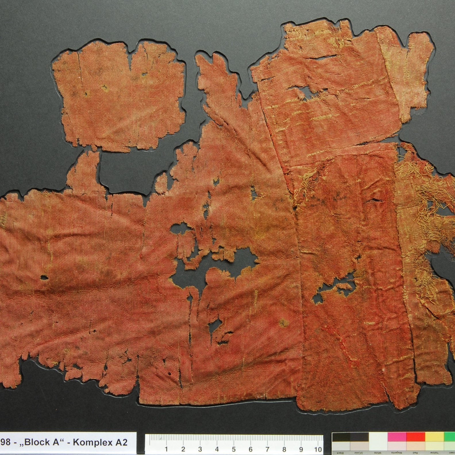 Der ›Textil-Block‹ nach der Restaurierung. © Landesamt für Denkmalpflege und Archäologie Sachsen-Anhalt, Brigitte Dreyspring.