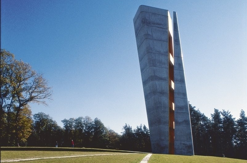 The 30-metre-high observation tower on the crest of the Mittelberg hill is only a few steps away from where the Nebra Sky Disc was deposited. © State Office for Heritage Management and Archaeology Saxony-Anhalt, Juraj Lipták.