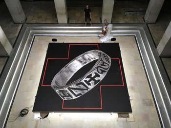 Der Paußnitz-Ring als Vorbote im Atrium des Landesmuseums. © Landesamt für Denkmalpflege und Archäologie Sachsen-Anhalt, Juraj Lipták.