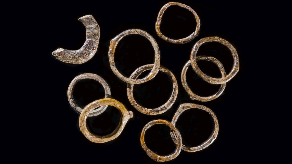 Die ältesten bekannten Fingerringe aus dem Gravettien/Pavlovien (35.000 bis 24.000 Jahre vor heute), Pavlov (Tschechien). © Archeologický ústav Akademie věd České republiky, Brno, v. v. i., Martin Frouz.