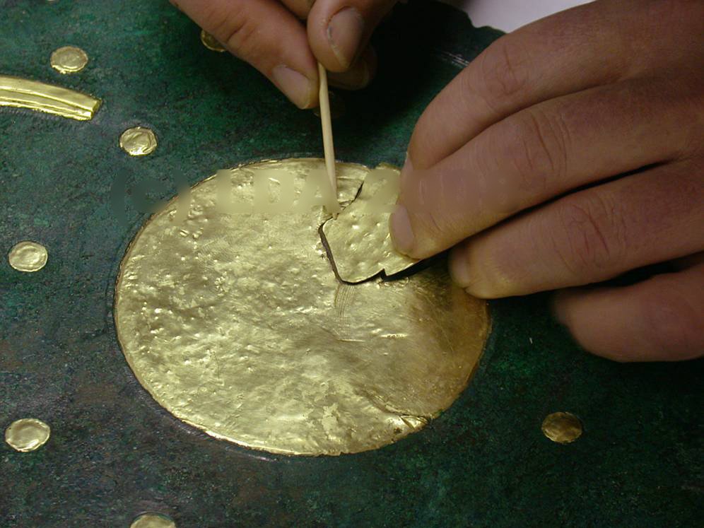 Das neu angefertigte Goldblech wird eingesetzt. © Landesamt für Denkmalpflege und Archäologie Sachsen-Anhalt.