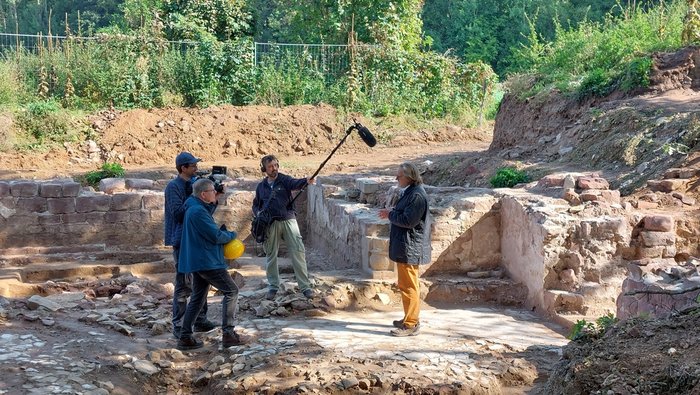 Filmdreh für ›Das Kloster am ›Kalten Born‹ – Die Wiederentdeckung des Augustiner-Chorherrenstifts bei Allstedt‹: Prof. Dr. Harald Meller spricht in den freigelegten Resten der einst eindrucksvollen Stiftskirche. © Landesamt für Denkmalpflege und Archäologie Sachsen-Anhalt, Tomoko Emmerling.