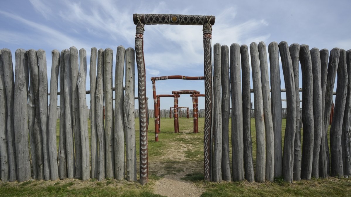 Wie eine Klammer verbindet das Ringheiligtum Pömmelte die Menschen der endenden Steinzeit mit denen der beginnenden Bronzezeit. Es ist ein überregional bedeutender, zentraler Ort – eingebettet in eine Rituallandschaft, wie sie ansonsten zu dieser Zeit nur mit Stonehenge und Avebury bekannt ist. © Landesamt für Denkmalpflege und Archäologie Sachsen-Anhalt, Juraj Lipták.