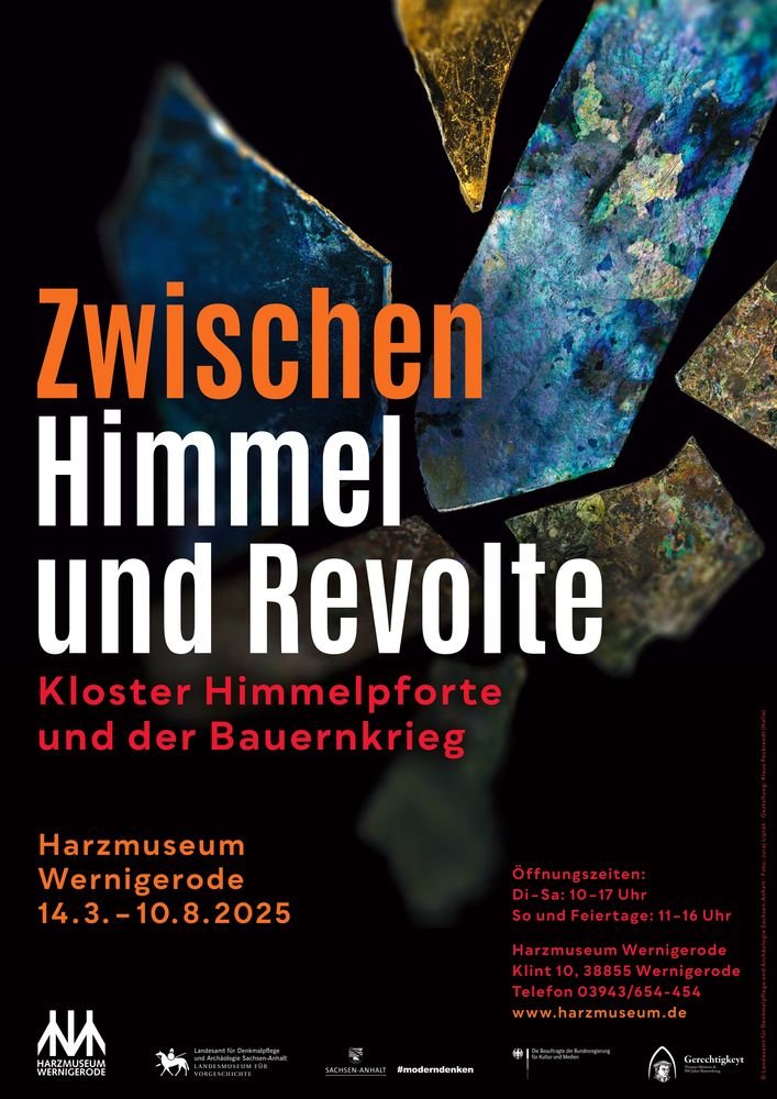 Ein Buchbeschlag, vermutlich von einem der Bücher, die aufgebrachte Bauern am 30. April 1525 zerrissen, als sie Kaltenborn stürmten, bildet das Titelmotiv der Ausstellung in Sangerhausen. © Landesamt für Denkmalpflege und Archäologie Sachsen-Anhalt, Foto: Juraj Lipták, Grafik: Klaus Pockrandt (Halle [Saale]).