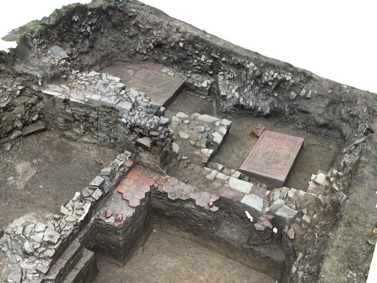 Das Structure-from-Motion-Modell liefert eine detaillierte dreidimensionale Dokumentation des Inneren der Klosterkirche. Zu erkennen sind unter anderem zwei Grabplatten, eine Pfeilerreihe und verschiedene Fußbodenreste. Ansicht von Nordosten. © Landesamt für Denkmalpflege und Archäologie Sachsen-Anhalt, Robert Prust.