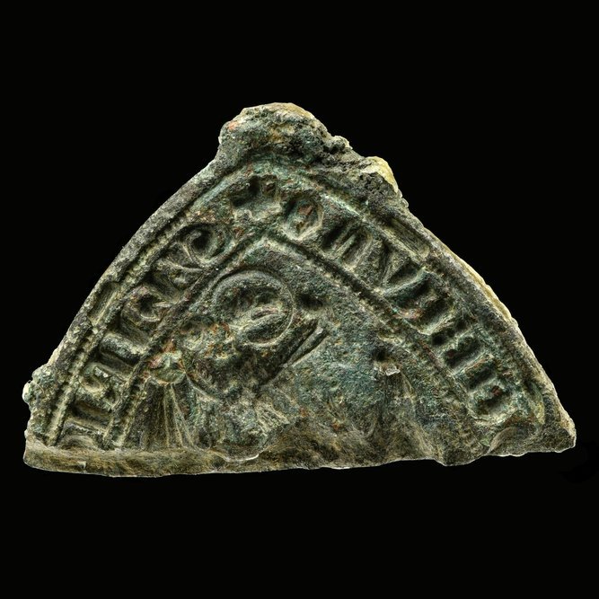 Spätmittelalterliches Buntmetall-Siegelfragment des Kaltenborner Propstes Heinrich (Länge 3,3 Zentimeter). Dieser Stempel wurden nach seiner Nutzung intentionell zerbrochen, um seinen Missbrauch zu verhindern. © Landesamt für Denkmalpflege und Archäologie Sachsen-Anhalt, Juraj Lipták.
