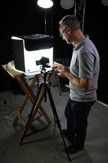 Andreas Mehner vom Landesamt für Denkmalpflege und Archäologie bei den fotogrammetrischen Aufnahmen des Rings von Paußnitz. © Landesamt für Denkmalpflege und Archäologie Sachsen-Anhalt.