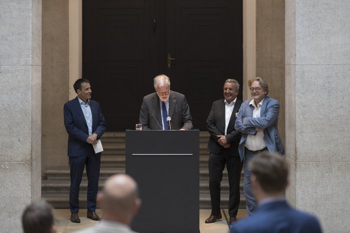 Staatsminister und Minister für Kultur Rainer Robra während seines Grußworts bei der Ausstellungseröffnung am 27. Juni 2025. Ebenfalls im Bild: Ingo Mix (Abteilungsleiter Kunst- und Kulturförderung beim Beauftragten der Bundesregierung für Kultur und Medien), Dr. Gunnar Schellenberger (Präsident des Landtags von Sachsen-Anhalt), Prof. Dr. Harald Meller (von links nach rechts). © Landesamt für Denkmalpflege und Archäologie Sachsen-Anhalt, Michel Klehm.