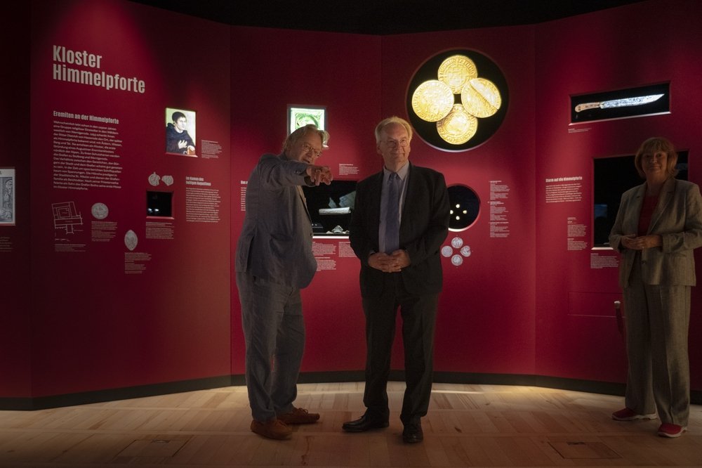 Der erste Besucher: Ministerpräsident Dr. Reiner Haseloff besichtigt die Ausstellung im Rahmen der Pressekonferenz zur Eröffnung. Prof. Dr. Harald Meller erläutert die bedeutendsten Exponate. © Landesamt für Denkmalpflege und Archäologie Sachsen-Anhalt, Michel Klehm.