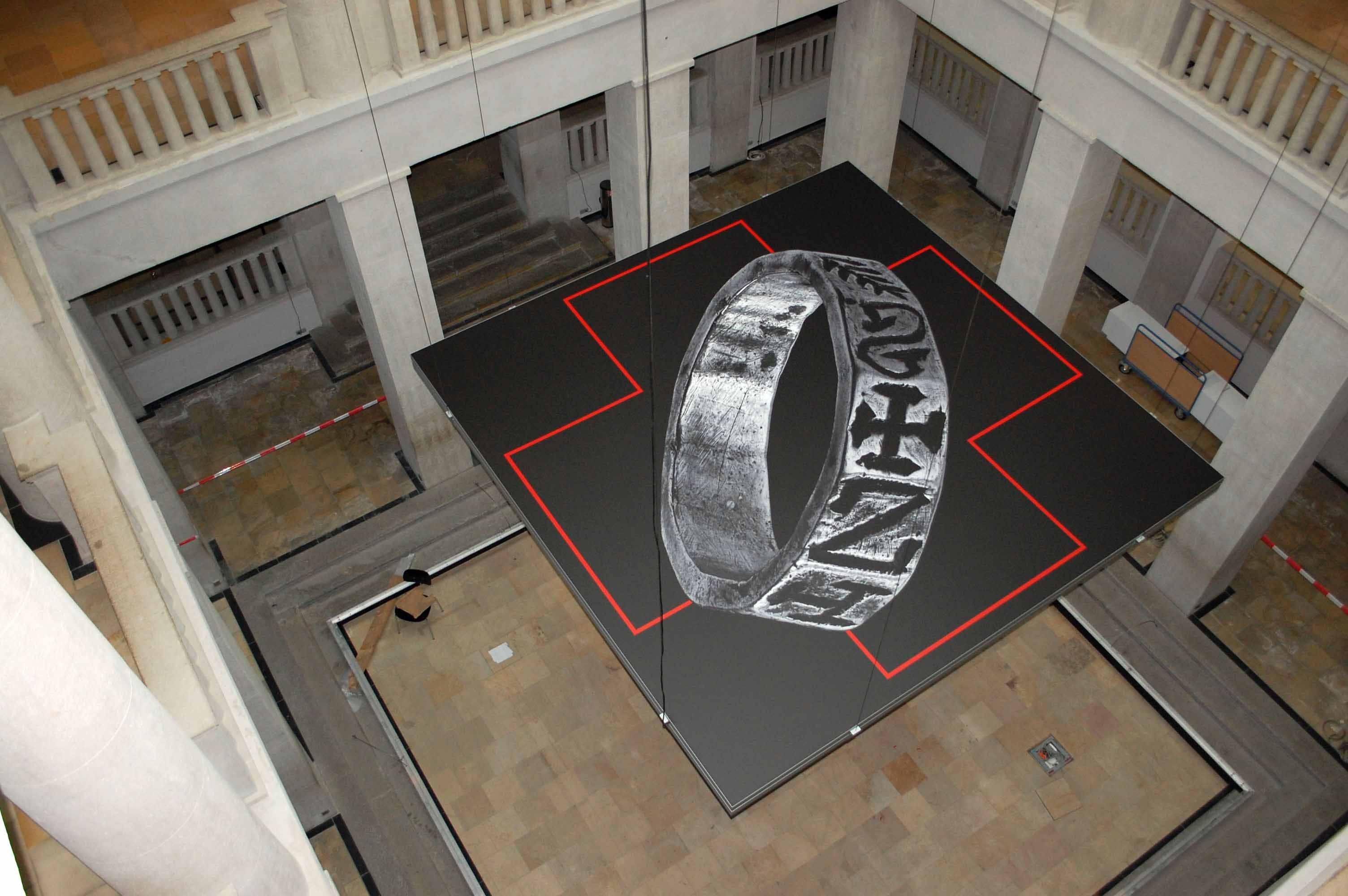 Von seiner Abdeckung befreit, hängt der 5 x 5 Meter große Rahmen sicher im Atrium des Landesmuseums für Vorgeschichte Halle. © Landesamt für Denkmalpflege und Archäologie Sachsen-Anhalt.