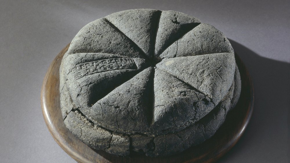 Herculaneum, Haus der Hirsche, verkohltes Brot. P. Foglia, Soprintendenza per i Beni  Archeologici di Napoli e Pompei.