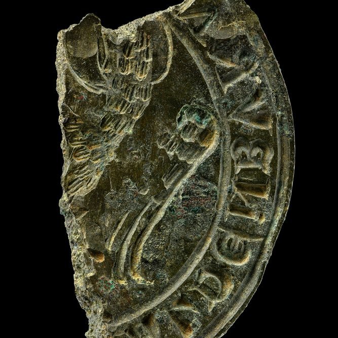 Spätmittelalterliches Buntmetall-Siegelfragment des Kaltenborner Konvents (5 mal 2,7 Zentimeter). Dieser Stempel wurden nach seiner Nutzung intentionell zerbrochen, um seinen Missbrauch zu verhindern. Beim Konventssiegel geschah dies wohl erst nach dem Niedergang des Stifts, der mit der Zerstörung im ›Bauernkrieg‹ seinen Anfang nahm. © Landesamt für Denkmalpflege und Archäologie Sachsen-Anhalt, Juraj Lipták.