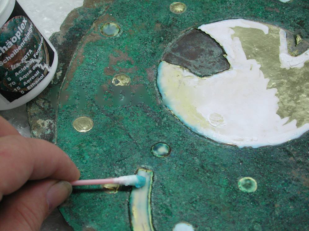 Archaeoplex is a complexing paste consisting of chemical reagents that were thickened with a silica gel to form a paste. With this material, it was possible to specifically dissolve the corrosion deposits on the gold sheets without attacking the malachite patina of the bronze surface. © State Office for Heritage Management and Archaeology Saxony-Anhalt. 