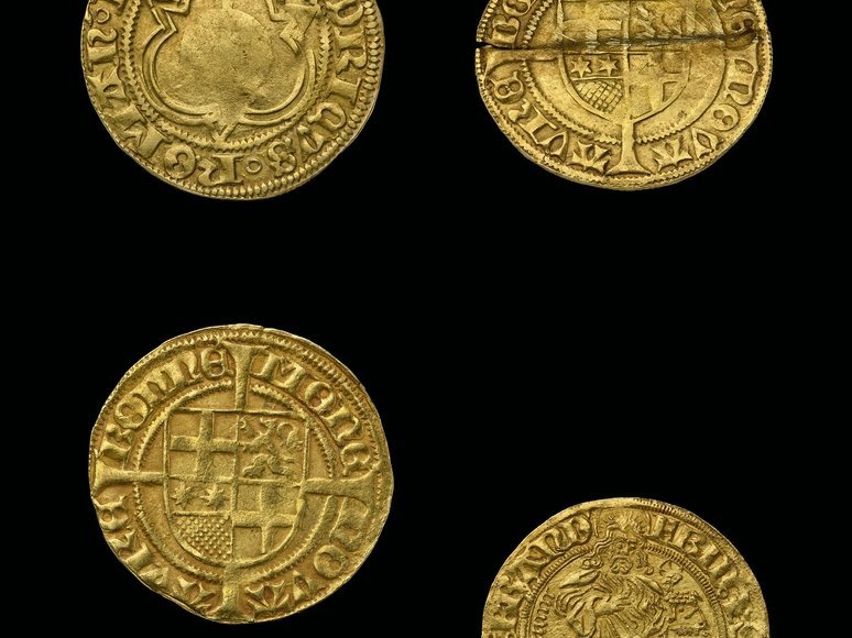 Vier Goldmünzen (Durchmesser ungefähr 2,4 Zentimeter, um 1500). Schon 2023 erregte der Fund von vier Goldgulden in Himmelpforte international mediale Aufmerksamkeit. Sie waren dort vermutlich aus Angst vor den Plünderungen des Jahres 1525 in aller Eile versteckt worden. © Landesamt für Denkmalpflege und Archäologie Sachsen-Anhalt, Juraj Lipták.