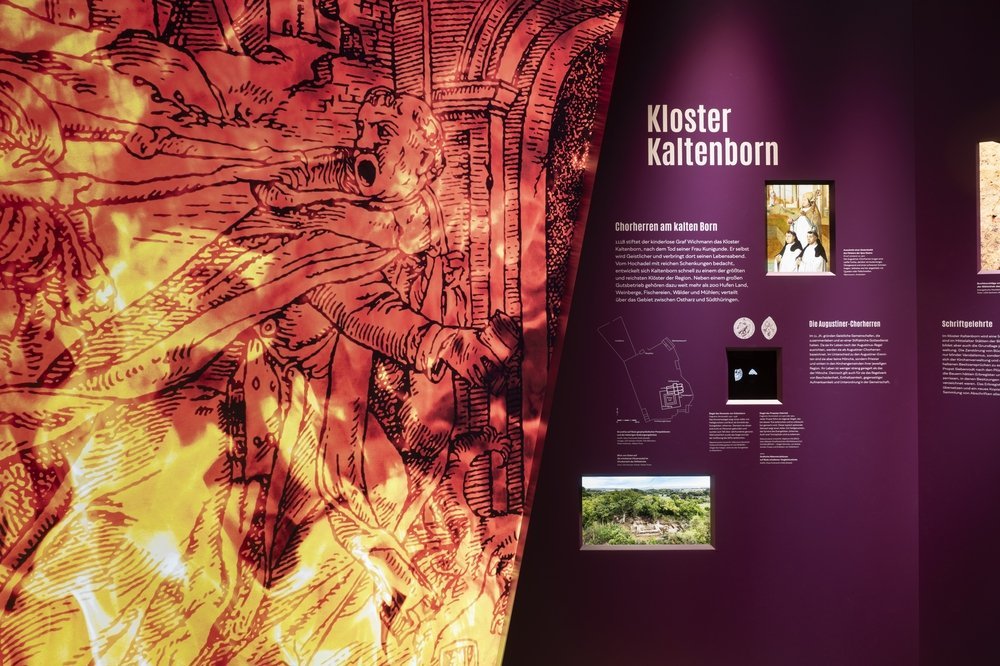 Inspiration für die Zentralinstallation war die Darstellung eines sündigen Mönchs, der versucht, dem Tod zu entrinnen, ein typisches Motiv der ›Totentänze‹ des 16. Jahrhunderts. Unter dem Druck aus dem Jahr 1557 ist im Original eine Anklage zu lesen, die an Kritikpunkte aus Zeiten des ›Bauernkriegs‹ erinnert: »Herr Mönch du zeugst ein‘ feisten Balg, und deckt dein Kutt‘ ein‘ großen Schalck. Man sieht wohl, wie du hast gefas’t, der Welt das Licht verborgen hast. Will dich nun auch ins Dunkel weisen in Finsternis in Zwang und Eisen.« © Landesamt für Denkmalpflege und Archäologie Sachsen-Anhalt, Michel Klehm.