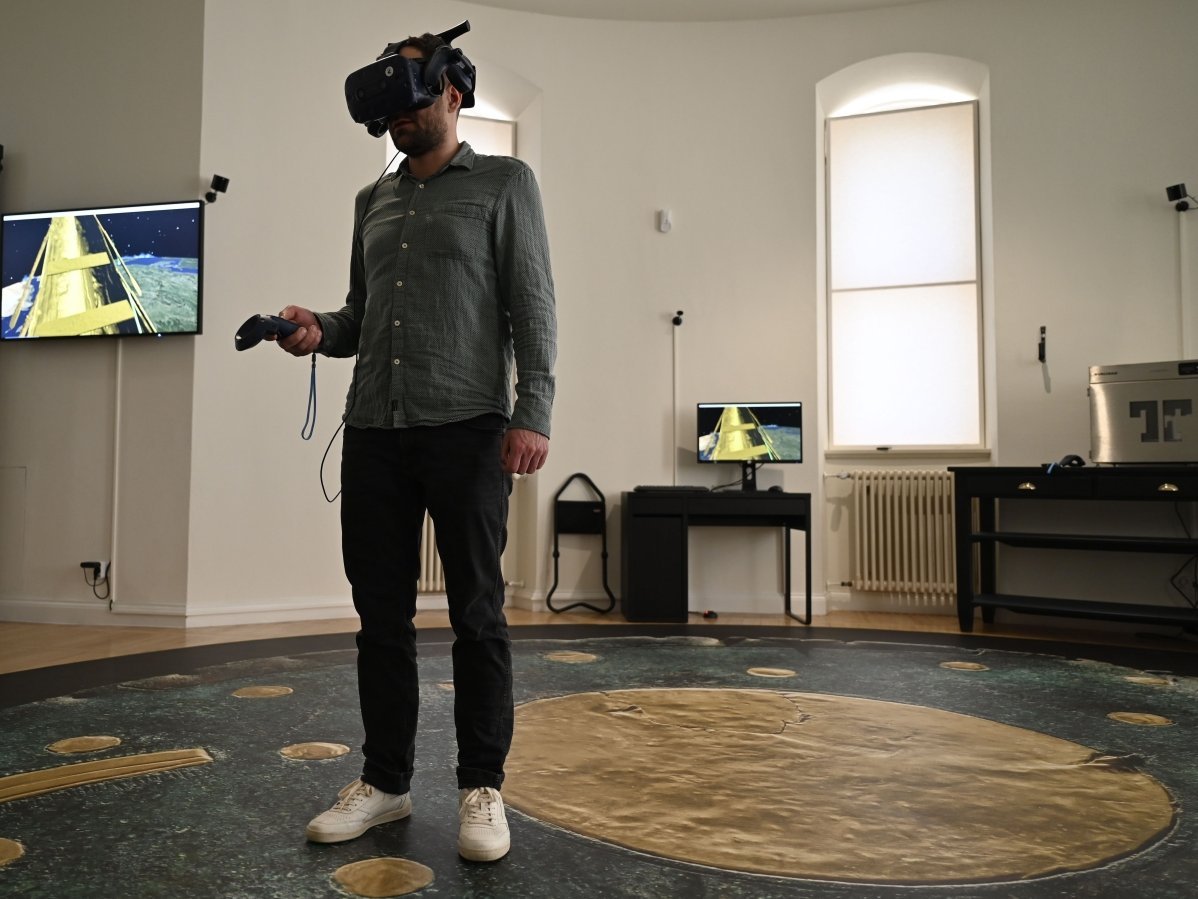 Per Virtual-Reality-Brille erleben Sie die künstlerische Vision der Welt der Himmelsscheibe. Ein Teil der Interaktionen auf Ihrer Reise erfolgt über eine Handsteuerung. © Landesamt für Denkmalpflege und Archäologie Sachsen-Anhalt.