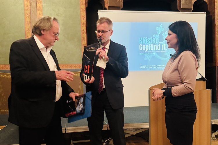 Zur Eröffnung im Harzmuseum präsentierte Prof. Dr. Harald Meller den aktuellen Forschungsstand in einem Festvortrag. Hier im Bild: Museumsleiter Olaf Ahrens und Kuratorin Alexandra Runschke danken für die gute Zusammenarbeit. Foto: Harzmuseum Wernigerode.