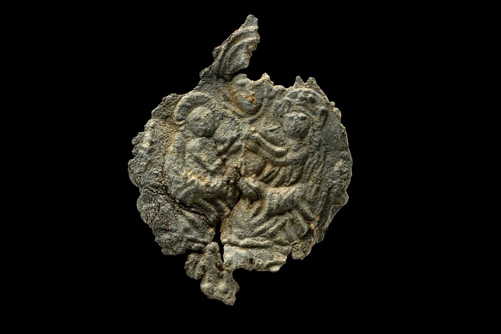 Wallfahrtsplakette, Blei-Zinn-Legierung (4,1 mal 3,3 Zentimeter), um 1500. Pilgerzeichen wie dieses verdeutlichen die große Bedeutung von Wallfahrten für die spätmittelalterliche Volksfrömmigkeit. Das Motiv der Anna selbdritt könnte auf einen Ursprung in Alt Krüssow (Prignitz) oder Kuhlowitz (Fläming) verweisen. Wahrscheinlich wurde die Plakette von dort aus von Pilgern nach Mallerbach gebracht. © Landesamt für Denkmalpflege und Archäologie Sachsen-Anhalt, Juraj Lipták.