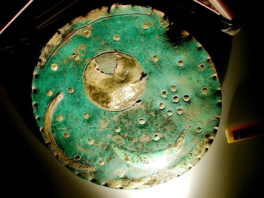 One of the first pictures of the Nebra Sky Disc after its confiscation: The surface is still very dirty, there are firmly adhering layers of corrosion on the gold sheets.  © State Office for Heritage Management and Archaeology Saxony-Anhalt. 