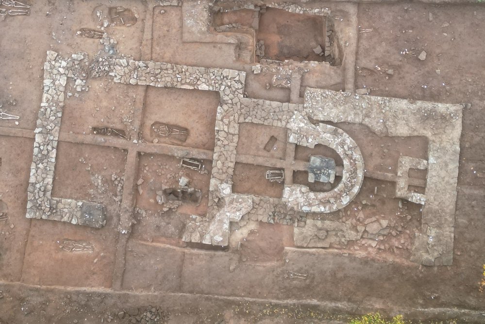 Grundriss der Mallerbacher Kapelle. Innerhalb der hufeisenförmigen Apsis im Osten der Anlage befindet sich das Altarfundament der Wallfahrtskapelle. Auf dem Kirchenfußboden im Langhaus waren noch Reste des Brandschutts vom Gründonnerstag 1524 erhalten. Weiter östlich ist der einfache rechteckige Abschluss einer älteren Bauphase freigelegt. © Landesamt für Denkmalpflege und Archäologie Sachsen-Anhalt, Johannes Groß.
