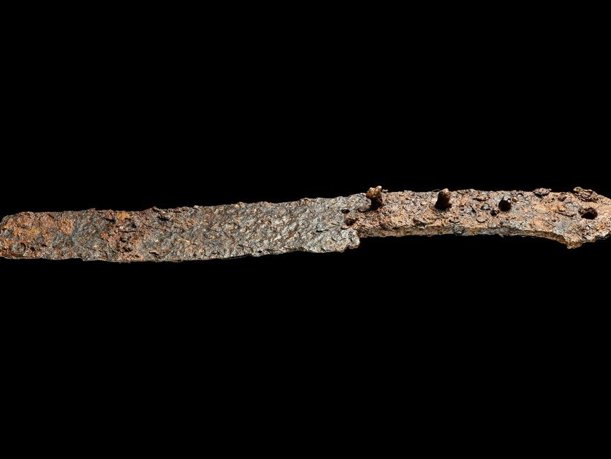 Bauernwehr, Eisen, 15./16. Jahrhundert (Länge 31,5 Zentimeter). Hiebmesser, sogenannte Bauernwehren, erfreuten sich in bäuerlichen Schichten, aber auch bei Bürgern großer Beliebtheit. Obwohl sie mitunter zur Selbstverteidigung dienten, waren es vorrangig Werkzeuge, die auch als Teil der Tracht bei gesellschaftlichen Anlässen getragen wurden. Dass wir hier eine Waffe vor uns haben, die im ›Bauernkrieg‹ benutzt wurde, ist denkbar, lässt sich aber nicht belegen. © Landesamt für Denkmalpflege und Archäologie Sachsen-Anhalt, Juraj Lipták.