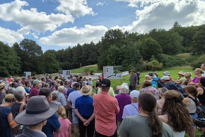 Dr. Uwe Lagatz während seiner bestbesuchten Führung: Der Besucherandrang am 10. August 2024 war kaum zu bewältigen. Insgesamt 186 Interessierte besichtigten an diesem Tag die Ausgrabung im ehemaligen Kloster Himmelpforte. © Michael Truthmann (Wernigerode).