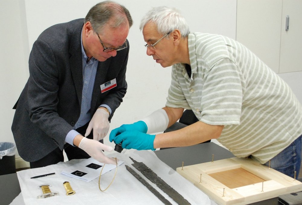 Éric Blanchegorge, Direktor des Musée des Beaux-Arts et d'Archéologie in Troyes, und Heiko Breuer dokumentieren die Beigaben eines Kriegergrabes aus Pouan (Frankreich). © Landesamt für Denkmalpflege und Archäologie Sachsen-Anhalt.