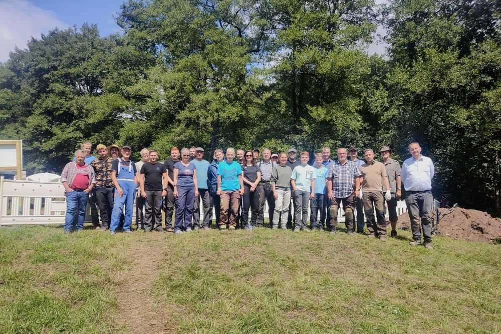 Abschlussfoto des Grabungsteams der Saison 2025 im Bereich des ehemaligen Klosters Himmelpforte bei Wernigerode. © Nike Mestwerdt.