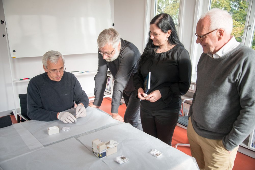 Das Ausstellungsteam stimmt mit den Restauratoren das weitere Vorgehen ab. © Landesamt für Denkmalpflege und Archäologie Sachsen-Anhalt.