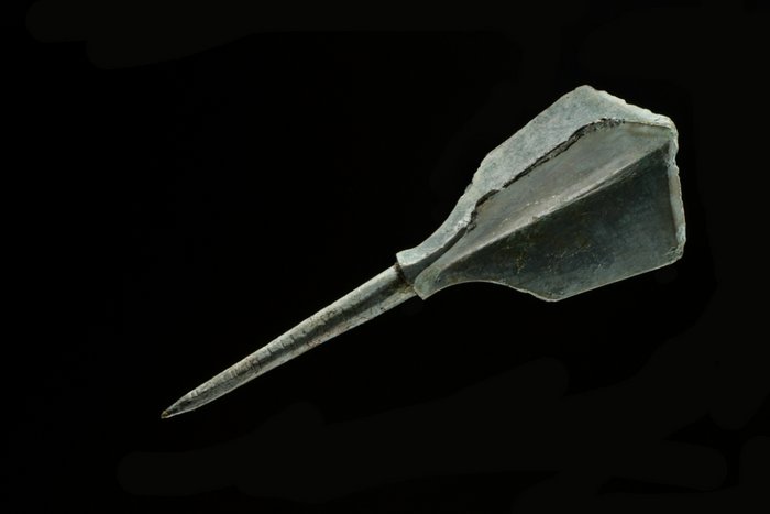 Awarische Pfeilspitze von Bergfarnstädt (Saalekreis). Bronze. Zweite Hälfte 6. bis Anfang 9. Jahrhundert. Solche dreiflügeligen Pfeilspitzen rissen zum Beispiel klaffende Wunden, die nicht von selbst zusammenwuchsen. © Landesamt für Denkmalpflege und Archäologie Sachsen-Anhalt, Juraj Lipták.