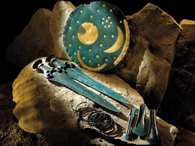 The Nebra hoard with the Sky Disc. © Landesamt für Denkmalpflege und Archäologie Sachsen-Anhalt, Juraj Lipták.