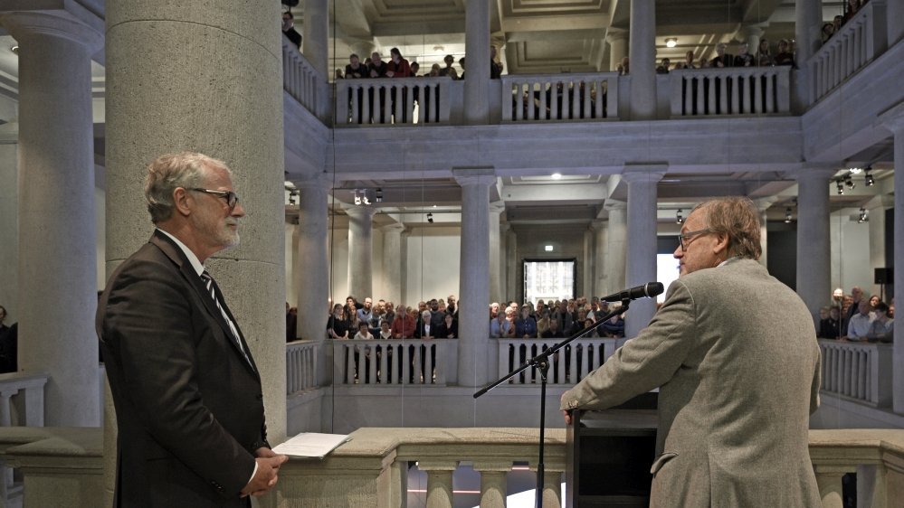 Staatsminister Rainer Robra, Chef der Staatskanzlei und Minister für Kultur des Landes Sachsen-Anhalt, und Prof. Dr. Harald Meller, Landesarchäologe von Sachsen-Anhalt und Direktor des Landesmuseums für Vorgeschichte, begrüßen die Gäste der feierlichen Ausstellungseröffnung. © Landesamt für Denkmalpflege und Archäologie Sachsen-Anhalt, Andrea Hörentrup.