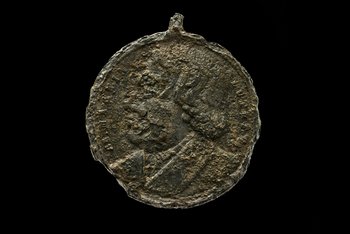 Gedenkmedaille mit dem Porträt Martin Luthers vom Gelände des wüsten Stifts Kaltenborn. Bronze, 1833 (Durchmesser 3 Zentimeter). Möglich wäre, dass Funde wie diese Gedenkmedaille von Wanderern verloren wurden, die vielleicht die damals noch gut sichtbaren Ruinen in Kaltenborn besuchten – möglicherweise sogar bewusst als Schauplatz des ›Bauernkriegs‹. © Landesamt für Denkmalpflege und Archäologie Sachsen-Anhalt, Juraj Lipták.