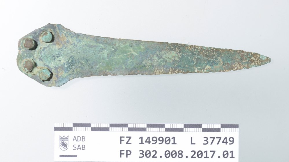 Der mittelbronzezeitliche Dolch wurde zusammen mit der Bronzehand gefunden und ebenfalls dem Archäologischen Dienst des Kantons Bern abgegeben. © Archäologischer Dienst des Kantons Bern, Badri Redha.